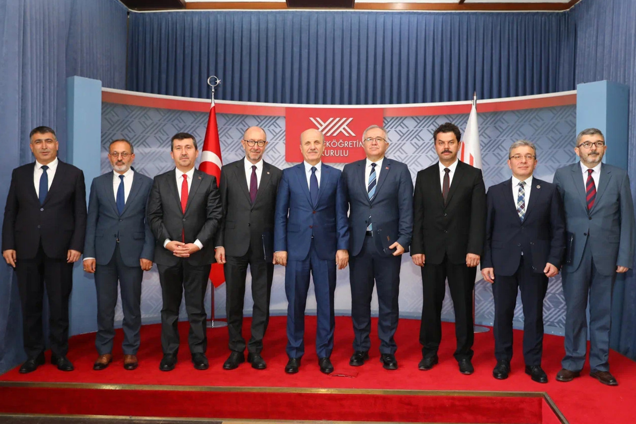Deu Rektoru Prof Dr Bayram Yilmaz Mazbatasini Aldi