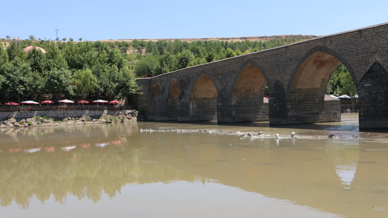 Diyarbakirda Kavurucu Sicaklar Tarihi Mekanlari Bos Birakti Sessizlige Burundu