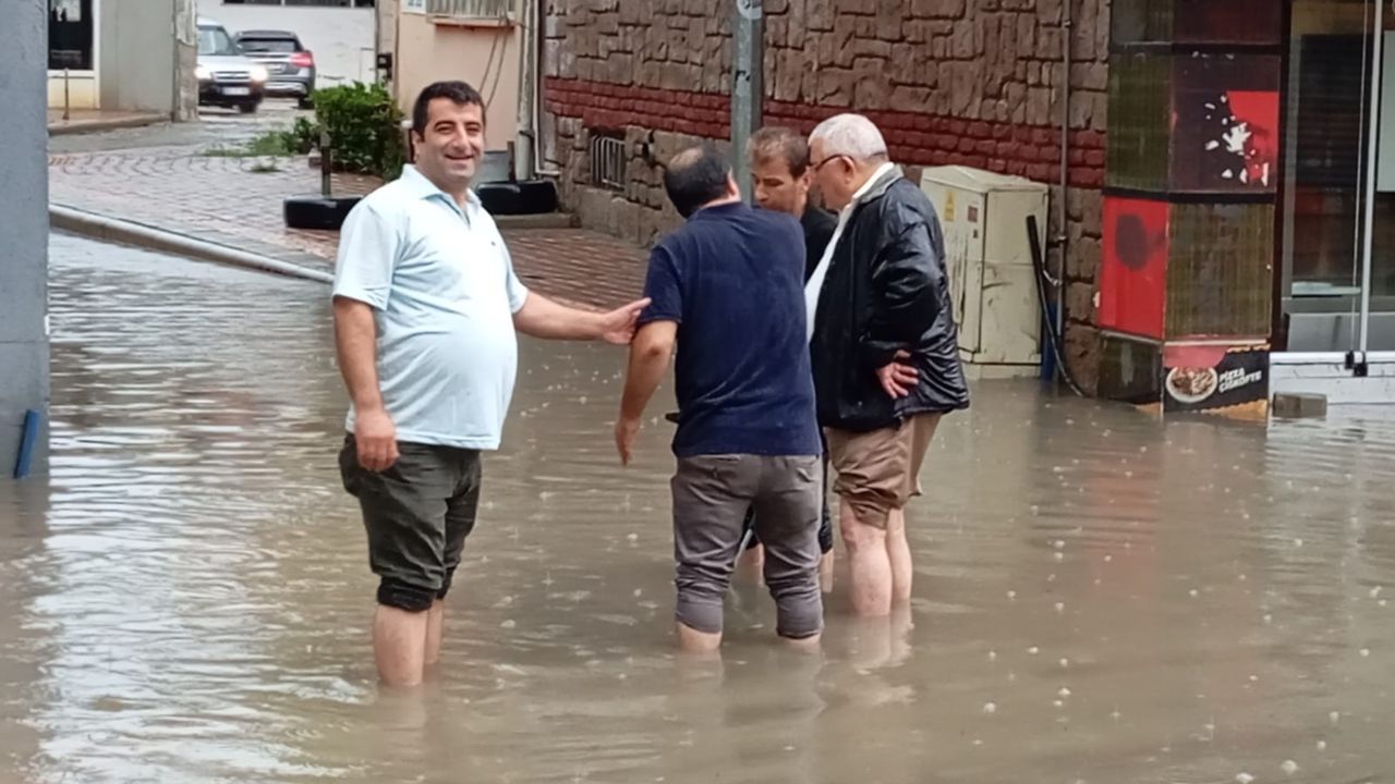 Saganak Yagis Samsunu Vurdu Bafra Sokaklari Denize Dondu (3)