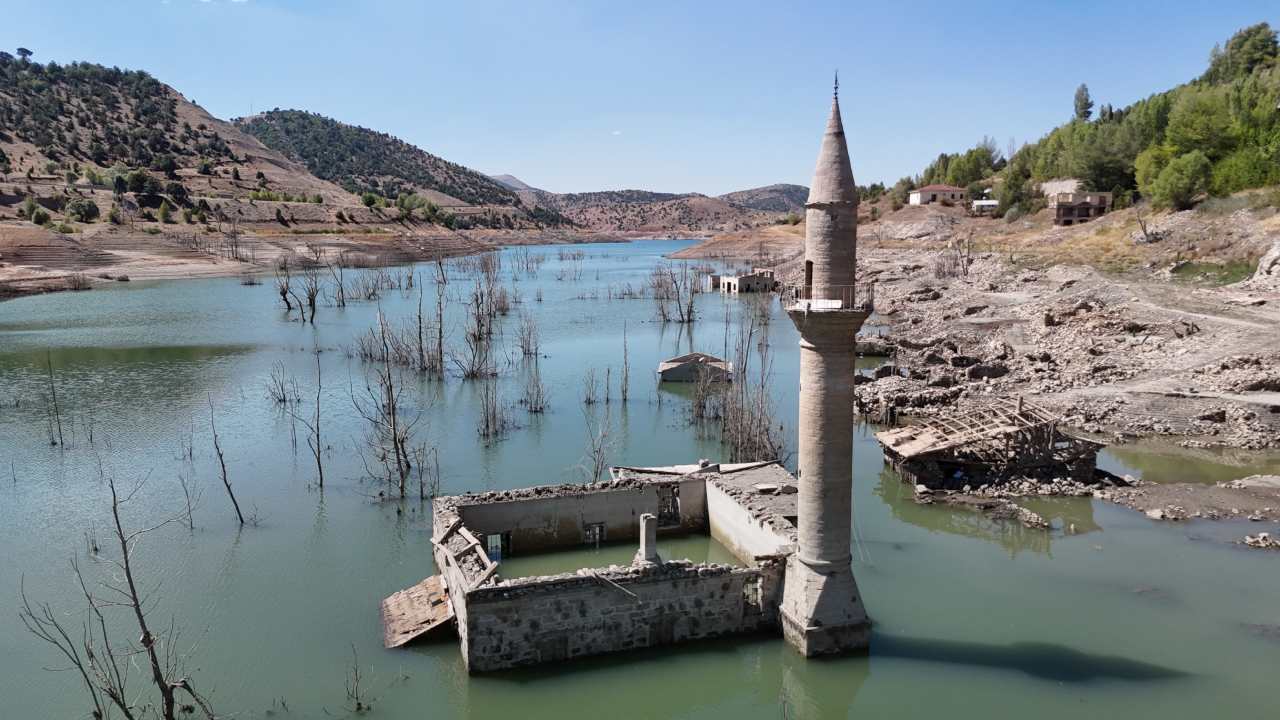 Sivasta Sular Cekildi 20 Yil Once Kaybolan Koy Ortaya Cikti (3)