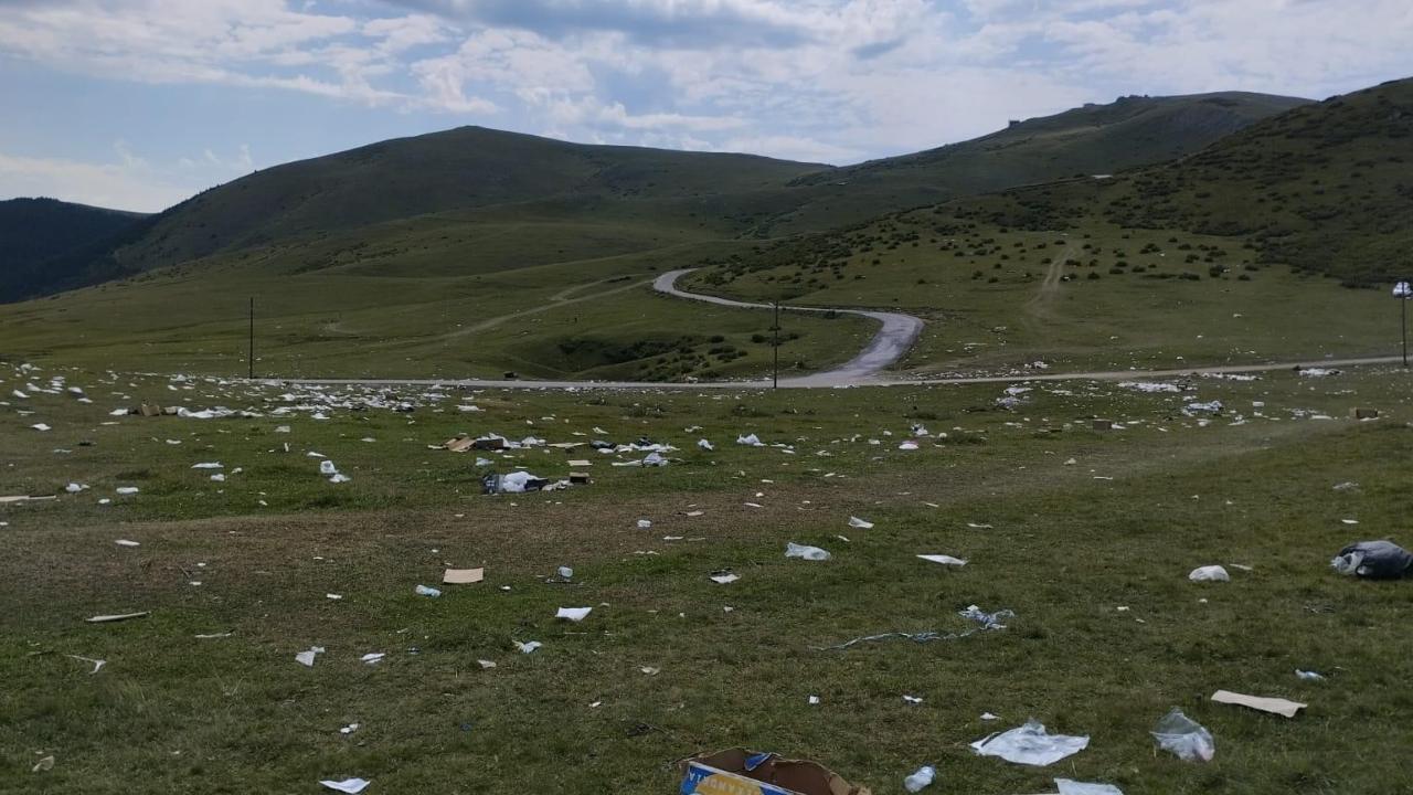 Trabzon Yaylasinda Senlikten Kalan Copler Yore Halki Isyan Etti