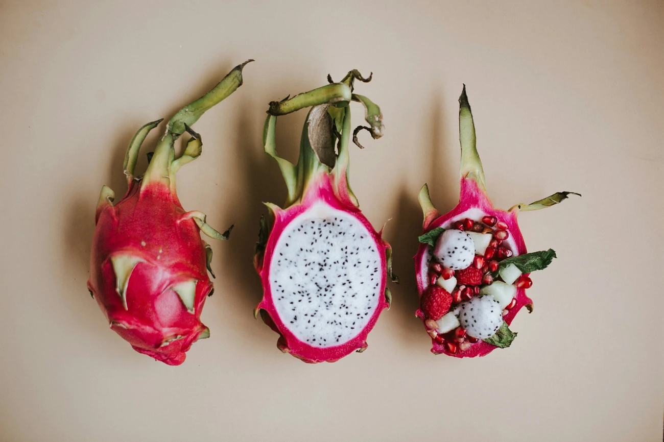 Düz Fonda Kesilmiş Bir Ejder Meyvesi Dragon Fruit