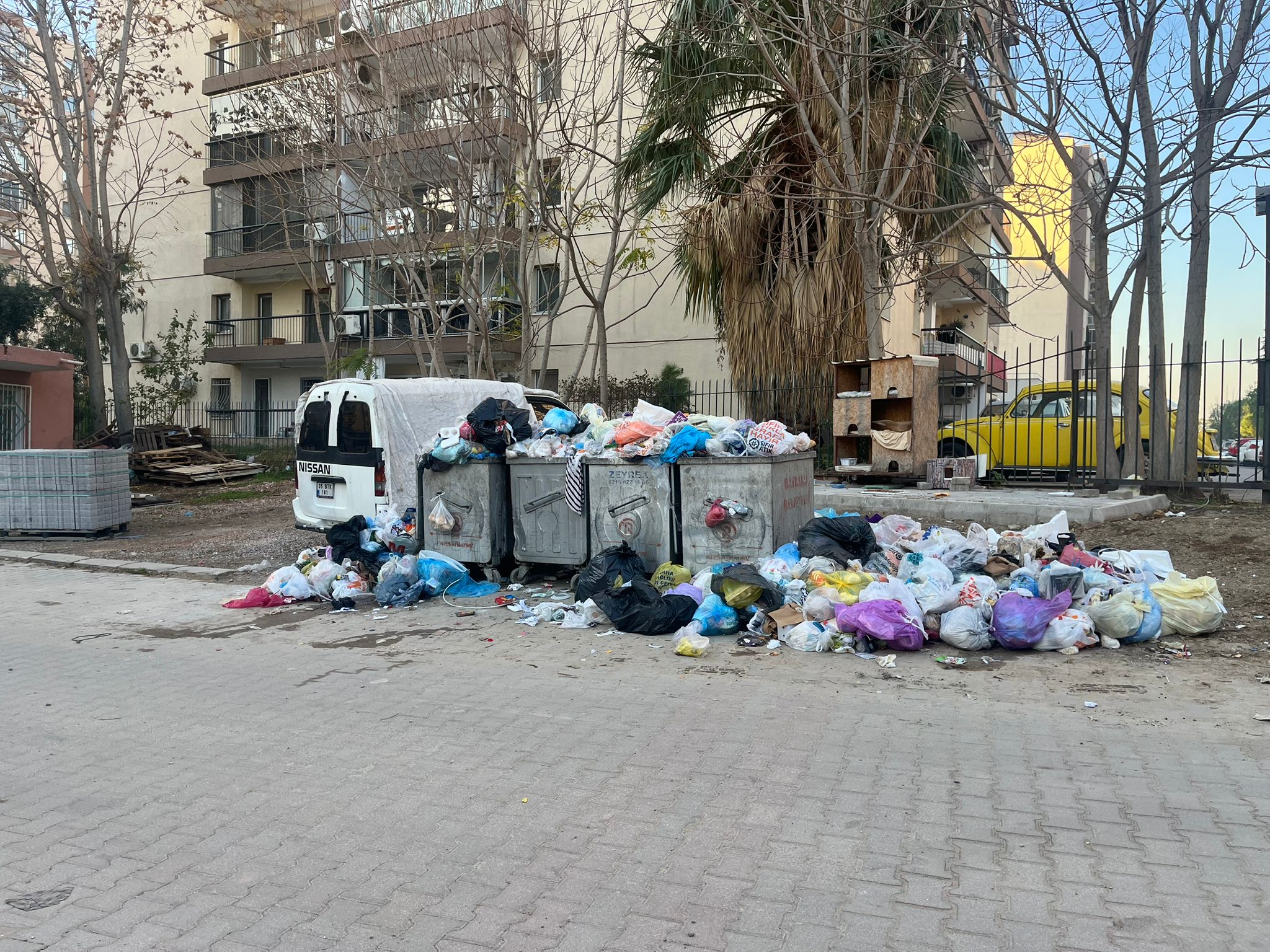 Bayrakli Belediyesi Iscileri Greve Devam Ediyor (1)