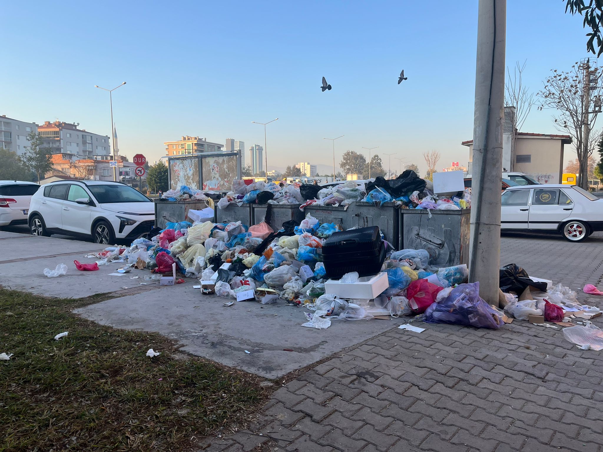 Bayrakli Belediyesi Iscileri Greve Devam Ediyor (2)