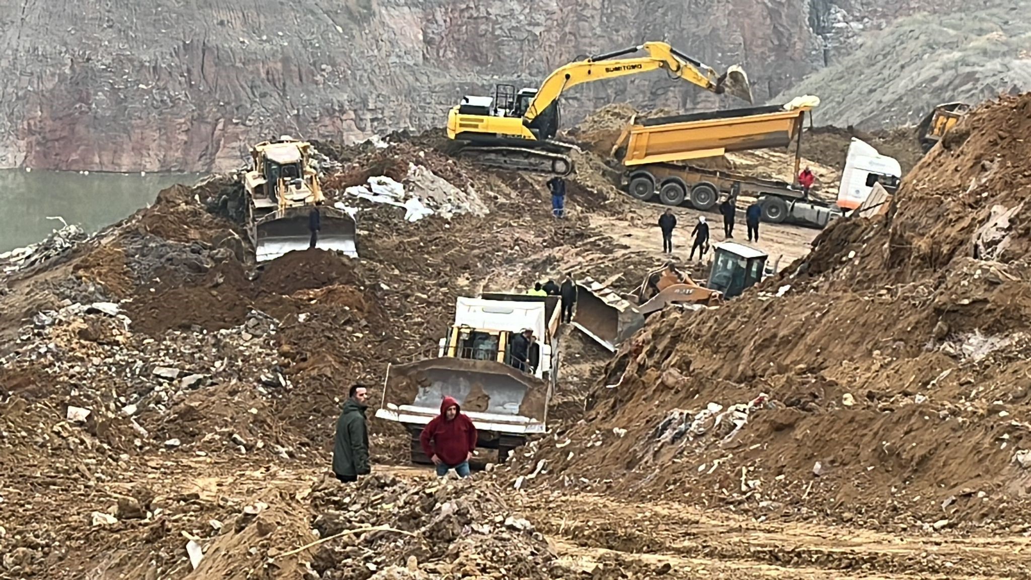 Gebzede Toprak Kaymasi Kamyonlar Yamacta Mahsur Kaldi (2)