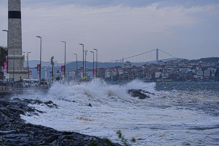 Istanbulda Lodos Alarmi Sahiller Sular Altinda Hava Trafigi Felc