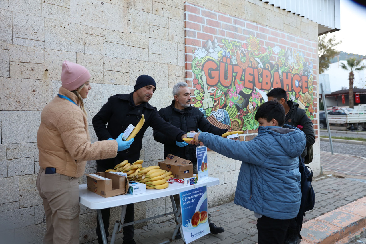 Izmirde O Belediye Cocuklara Ucretsiz Sut Gevrek Kuruyemis Ve Meyve Dagitiyor