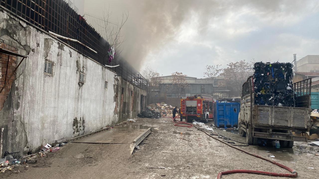 Ankarada Atik Fabrikasinda Yangin Itfaiye Ekipleri Mudahale Ediyor (1)