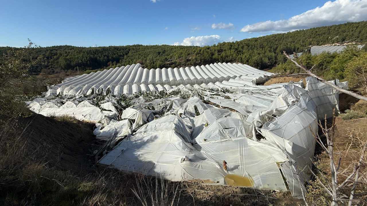 Antalyada Hortum Felaketi Muz Seralari Yok Oldu Ciftciler Zarar Gordu (1)