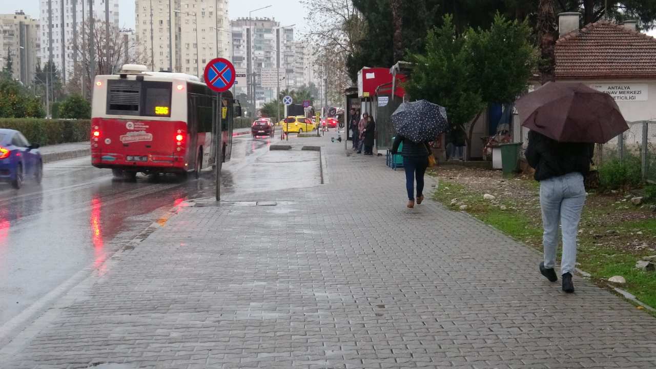 Antalyada Yagmur Ve Sis Sebebiyle Suruculer Zor Anlar Yasadi