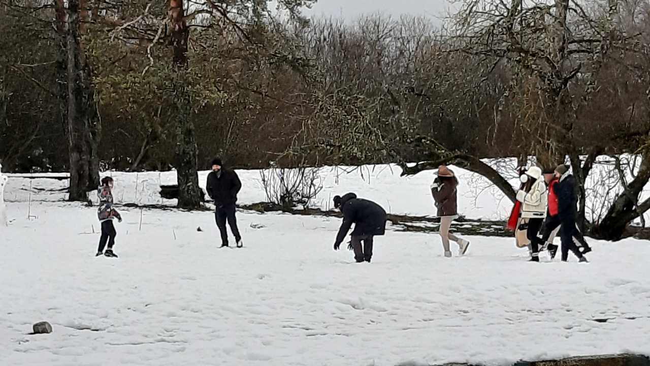 Boluda Kar Yagisi Basladi Abant Golunde Kar Topu Heyecani (1)