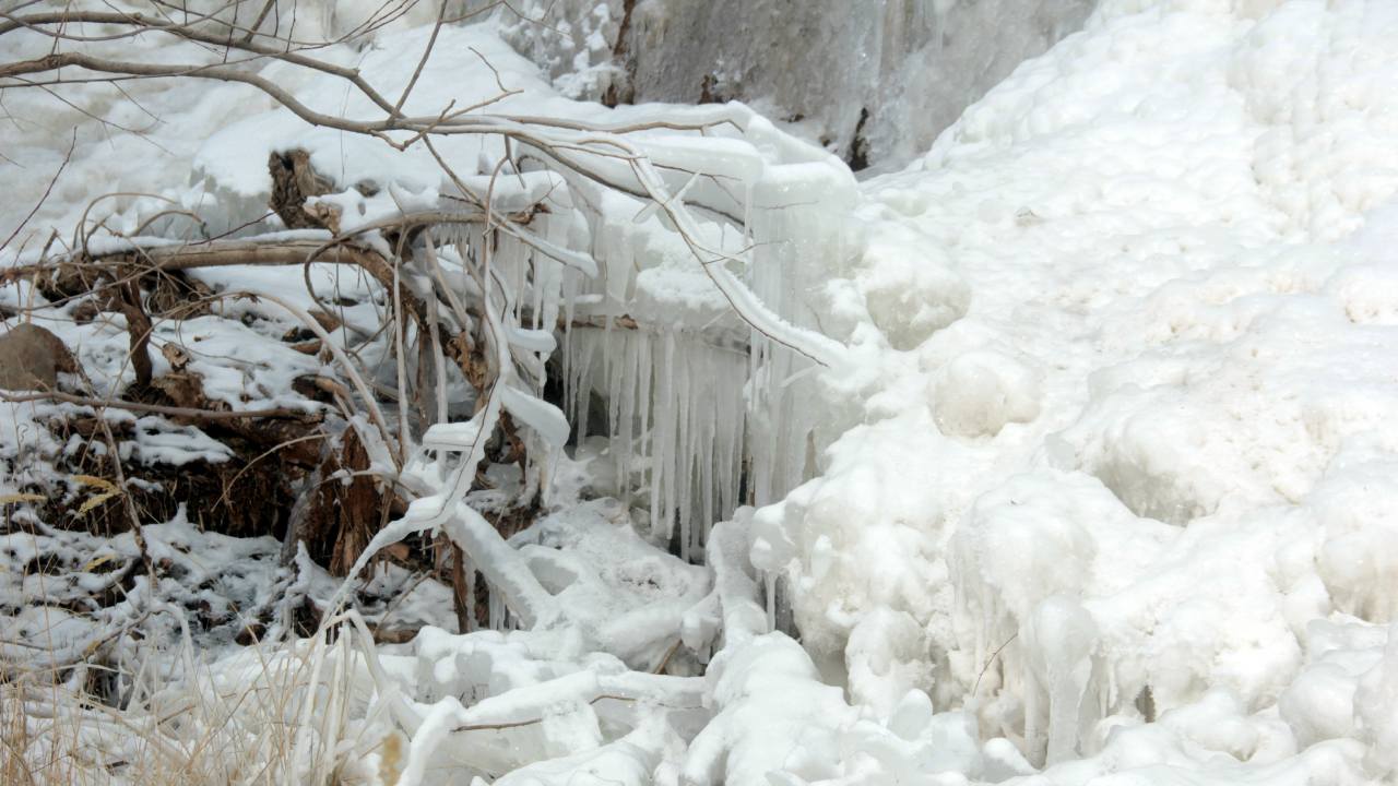 Erzincani Sibirya Soguklari Dondurdu Dereler Ve Goletler Buzla Kaplandi