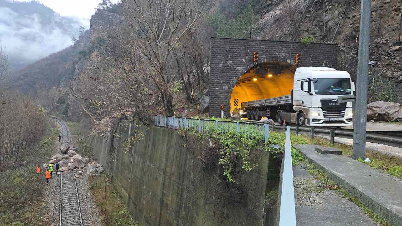 Karabukte Kayalar Trenin Onunu Kesti Ulasim Bir Anda Durdu (1)