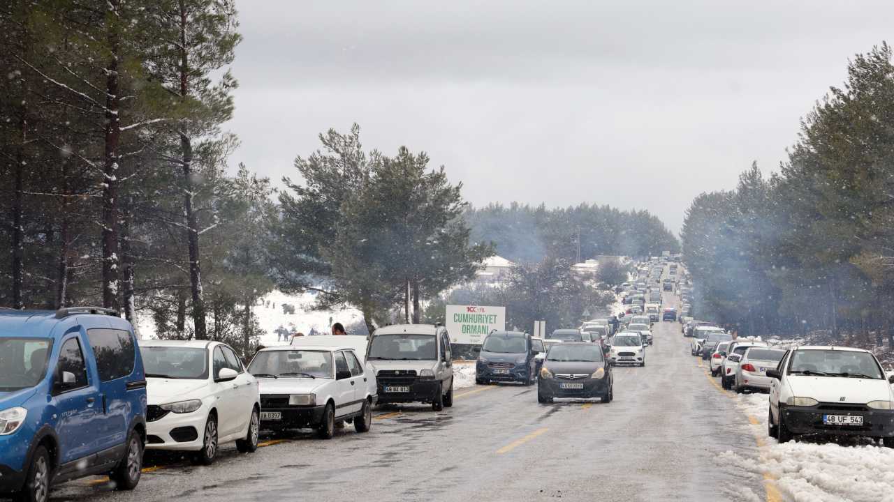 Muglada Yilin Kar Manzarasi Yilanli Dagi Beyaza Burundu Vatandaslar Akin Etti (1)