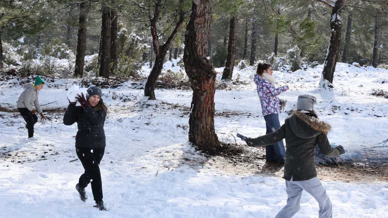 Muglada Yilin Kar Manzarasi Yilanli Dagi Beyaza Burundu Vatandaslar Akin Etti