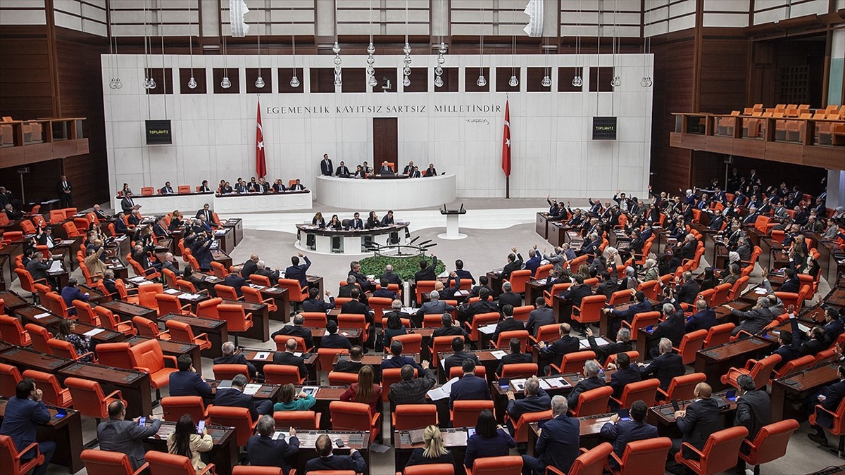 Tbmm Gundeminde Devlet Memurlarina Yonelik Onemli Duzenlemeler