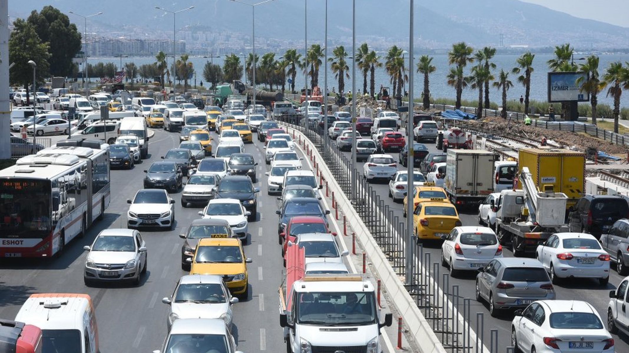 İzmir'de eylül ayında trafiğe kayıtlı araç sayısı belli oldu
