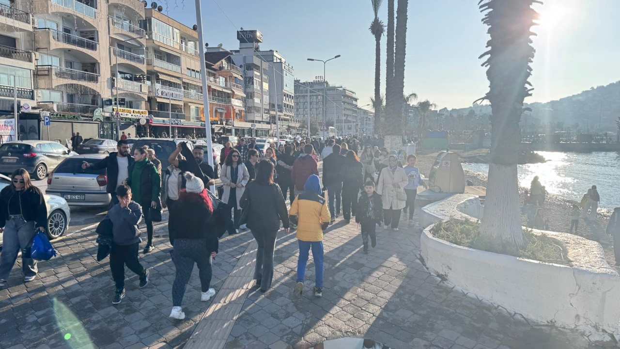 Vatandaslar Sahile Akin Etti Kusadasinda Kis Ortasinda Yaz Gibi Gun