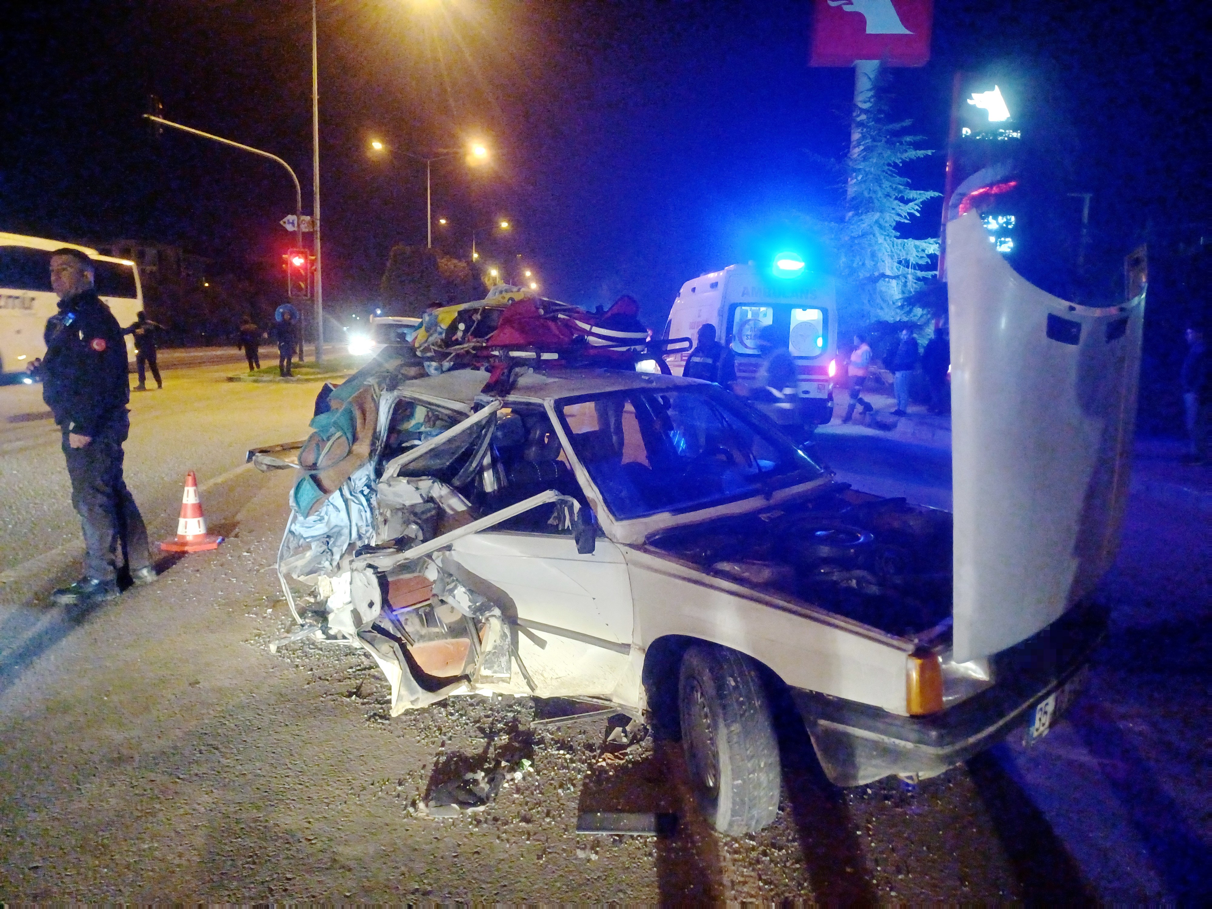 Ankara Izmir Kara Yolunda Korkunc Kaza Otomiobiller Kurdaya Dondu 2Si Agir 5 Yarali (1)