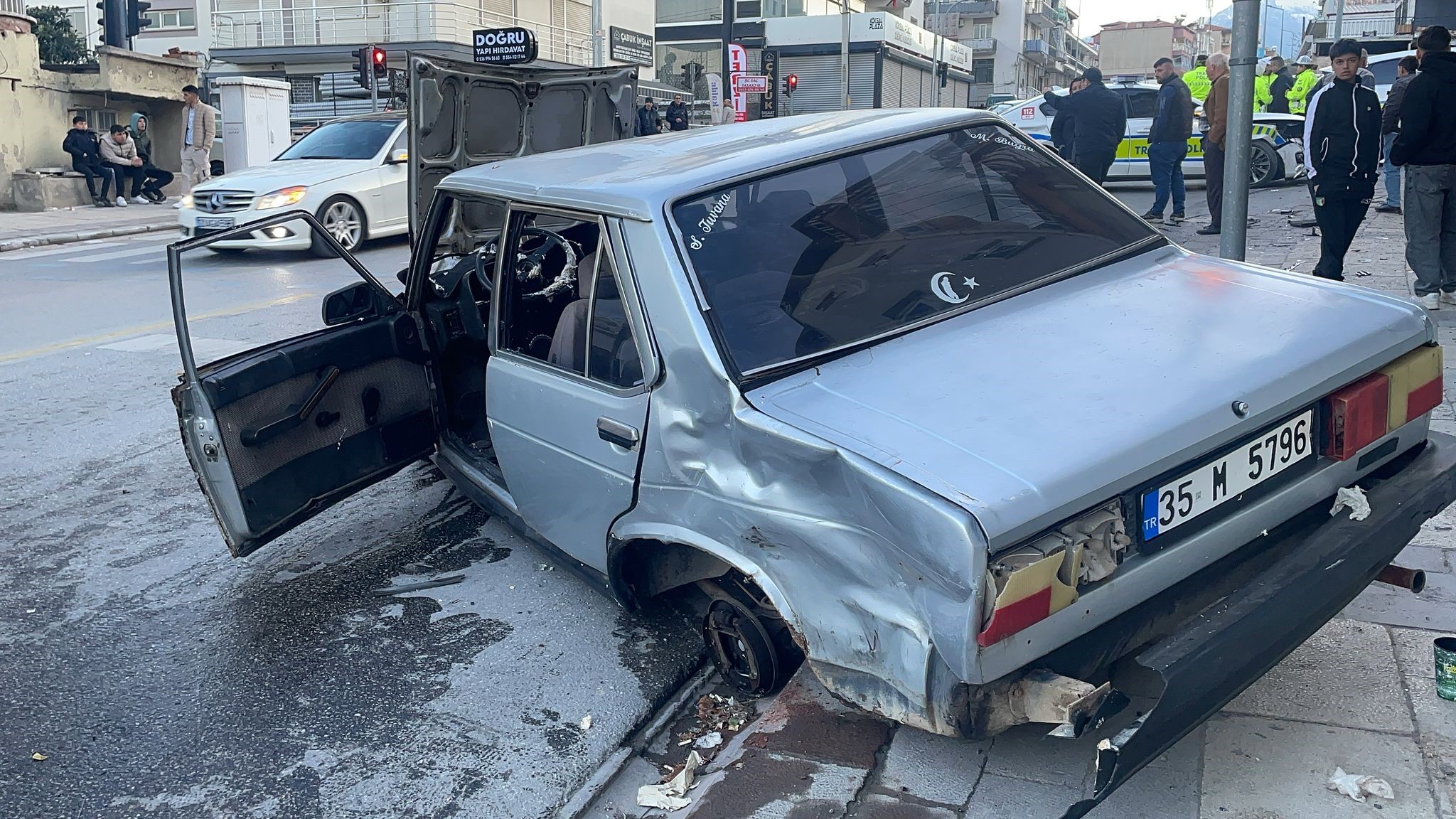 Dogum Gunu Kutlamasina Giden Aile Polis Otosuyla Carpisti 1I Cocuk 4 Yarali (1)