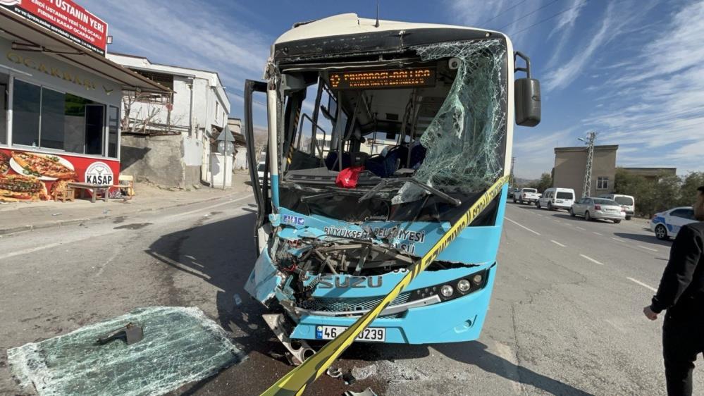 Freni Patayan Kamyon Korku Sacti Once Otobuse Sonra Dukkana Carpti Yaralilar Var (2)