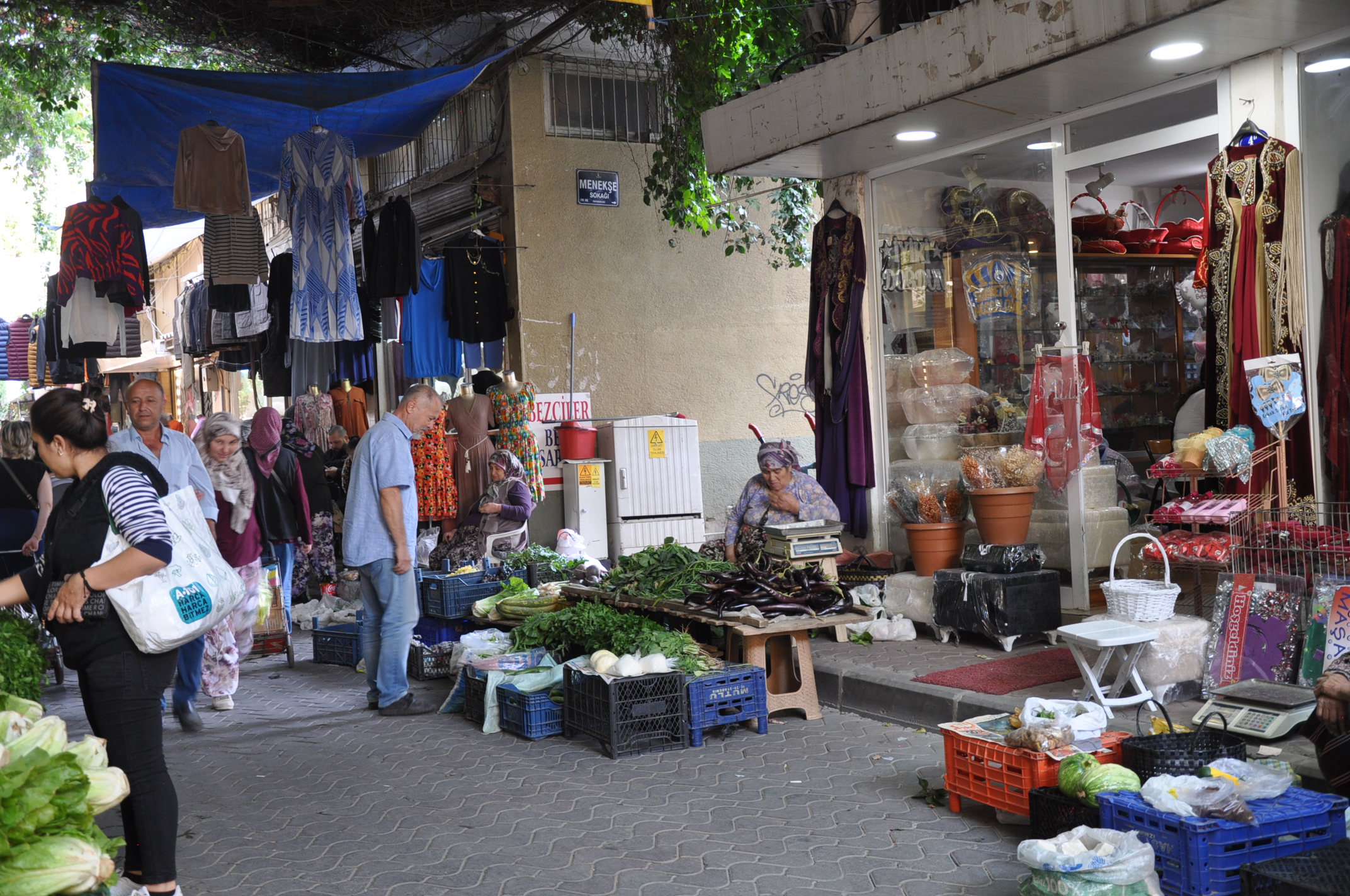 Tire Sali Pazari Egenin En Buyuk Pazari1