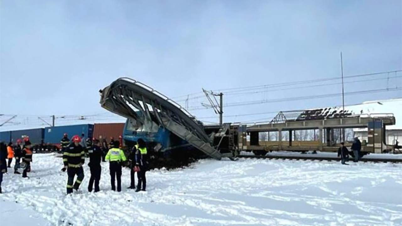 Tren Kazasinda Makine Sorumlusu Hayatini Kaybetti (1)