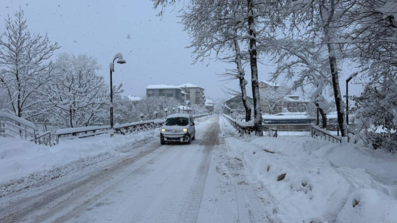 Ulke Genelinde Kar Yagisi Vatandaslari Zorluyor (2)