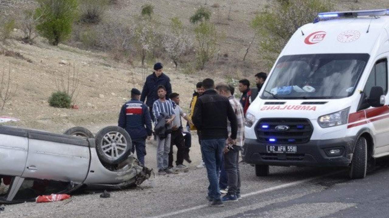 Araçta Bulunan 4 Kişi Yaralanırken, Yaralılar Ambulanslarla Hastaneye Kaldırıldı. Kazayla Ilgili Inc