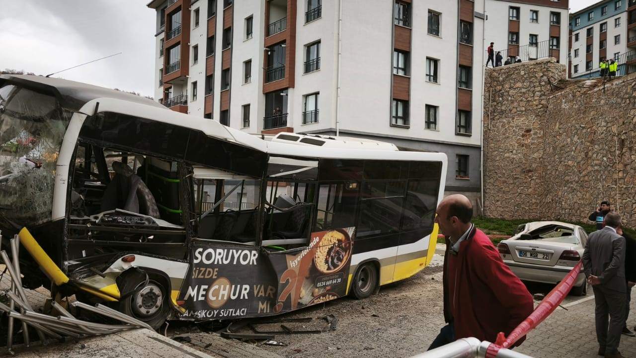 Halk Otobusu 10 Metrelik Duvardan Uctu Sofor Agir Yaralandi (1)