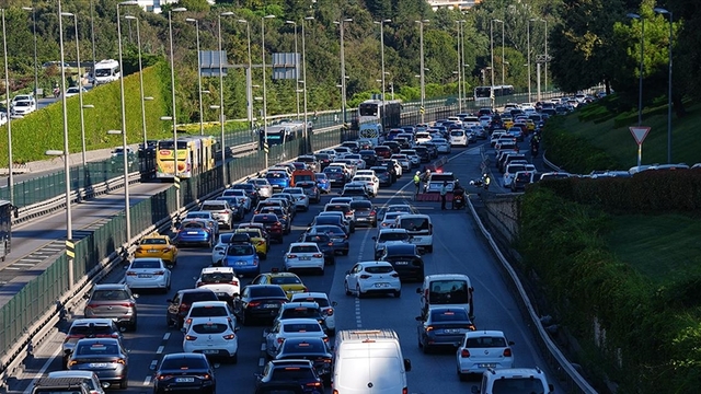 Istanbulda Hayat Durma Noktasina Geldi Trafikte Yogunluk Yuzde 80E Ulasti 1