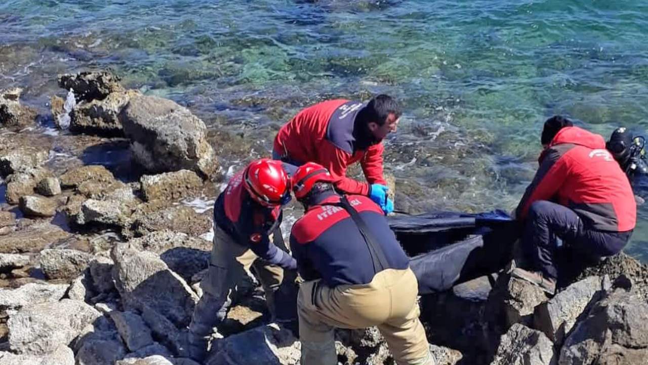 İzmir'de Denize Düşen Araç Içinde Bir Kişi Hayatını Kaybetti (1)