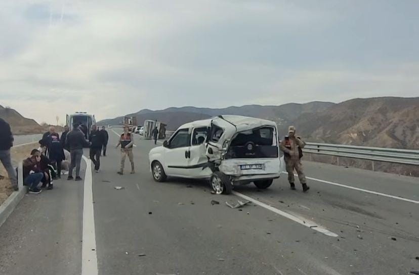 Kamyonetle Hafif Ticari Arac Carpisti Cok Sayida Yarali Var (1)