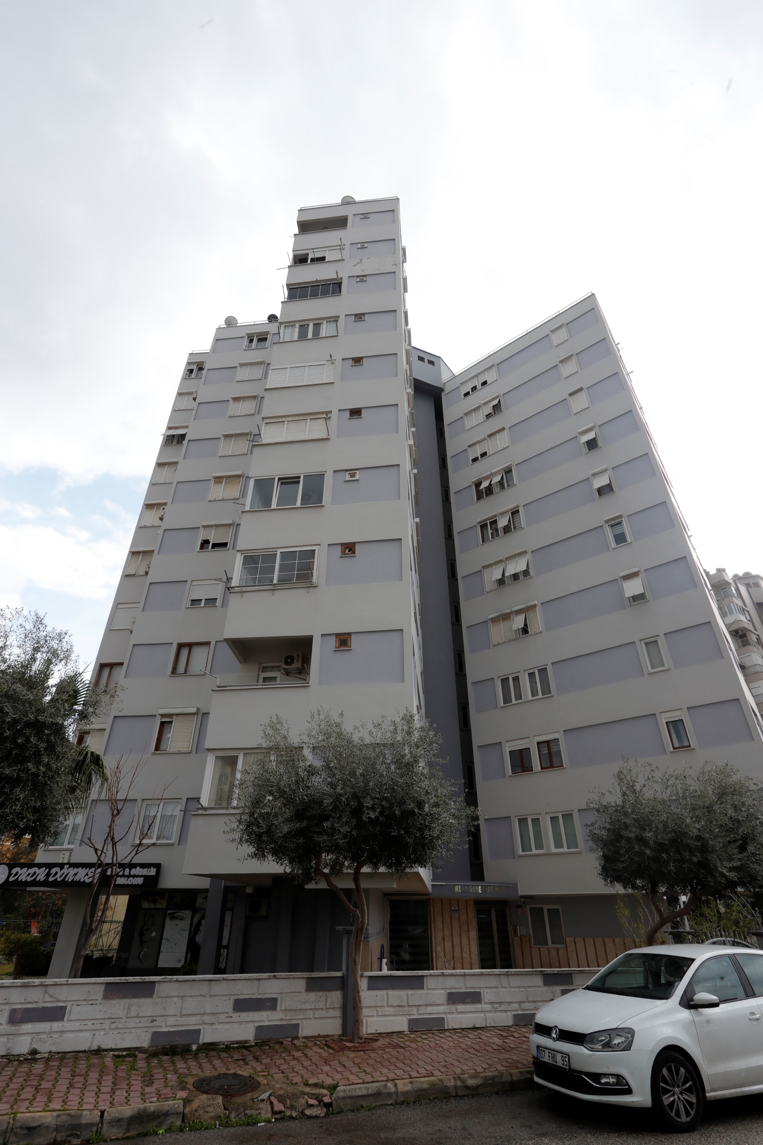 Korku Dolu Anlar Dusen Yildirim Apartmanda Delik Olusturdu (1)