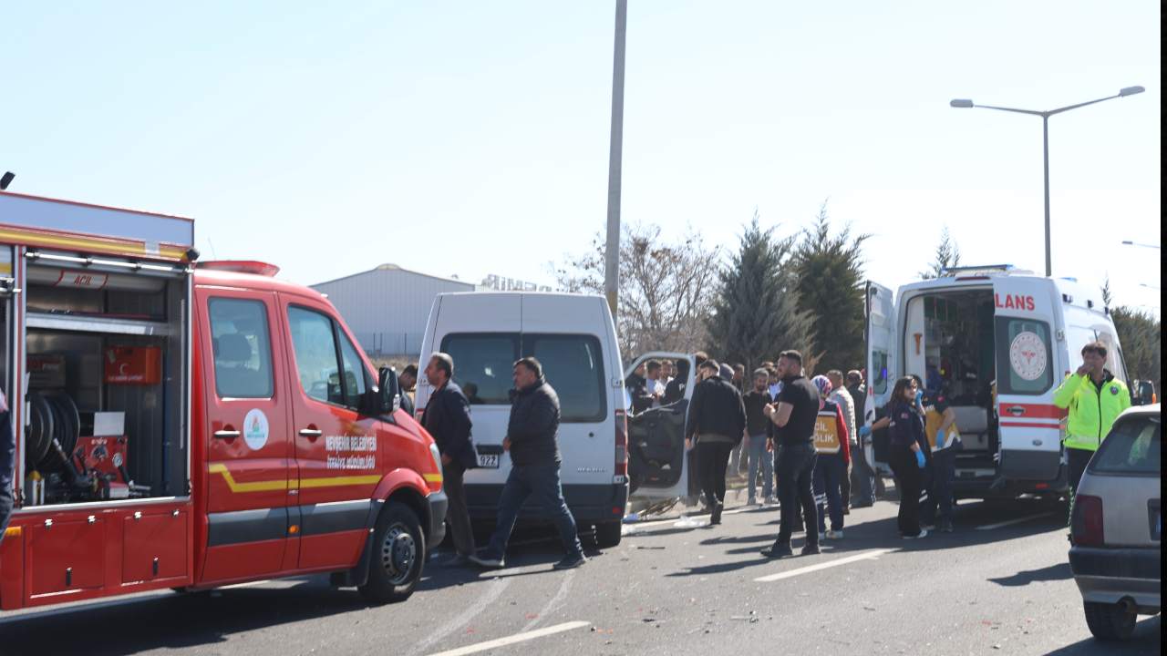 Minibus Tira Arkadan Carpti 1 Olu 1 Yarali (1)