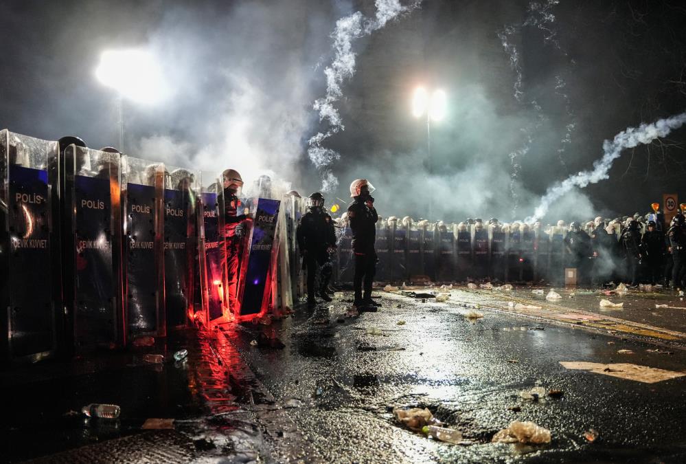 Sarachaneden Taksime Yurumek Istediler Polise Havai Fisek Ve Su Sisesi Firlattilar