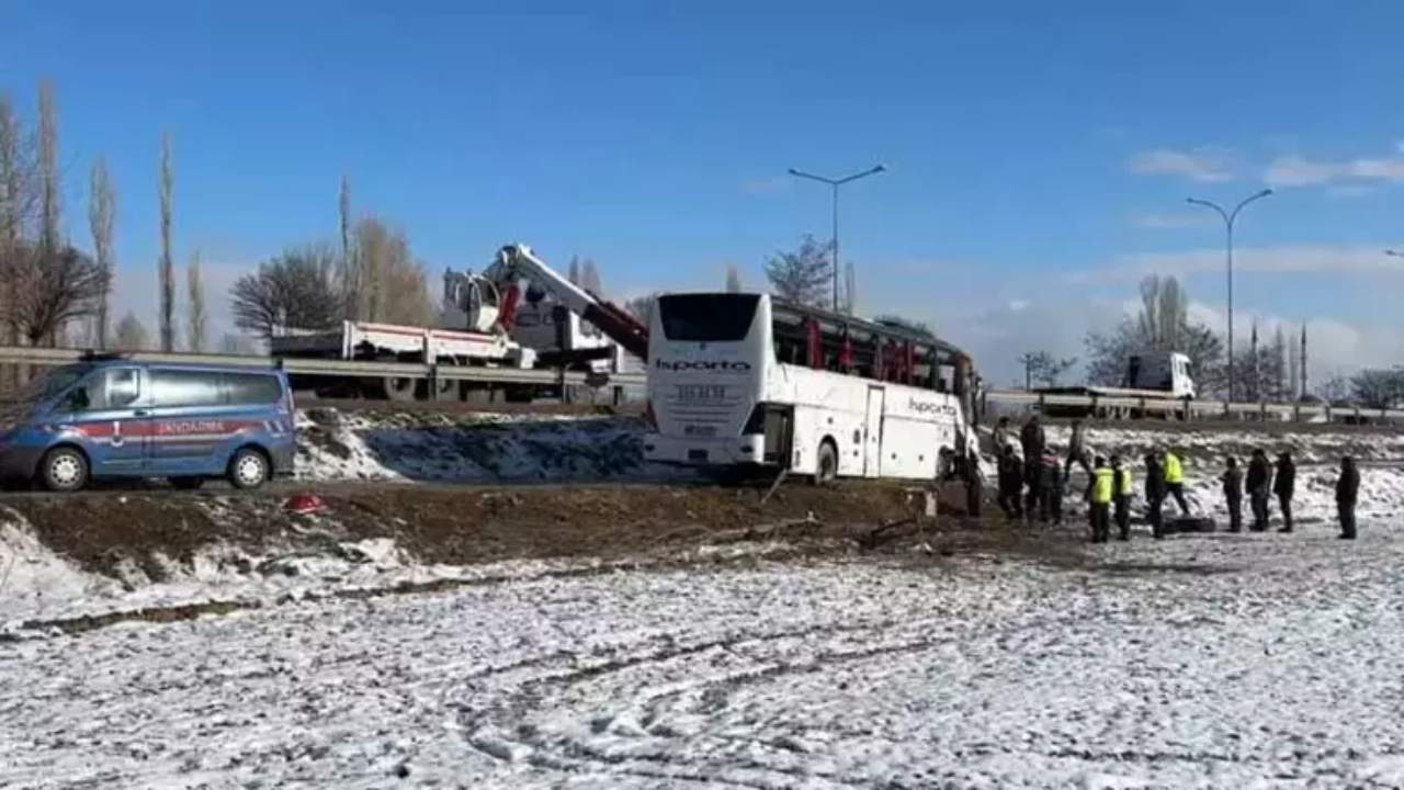 Sarampole Devrilen Otobuste Can Kaybi 1 Kisi Hayatini Kaybetti 25 Kisi Yaralandi (1)