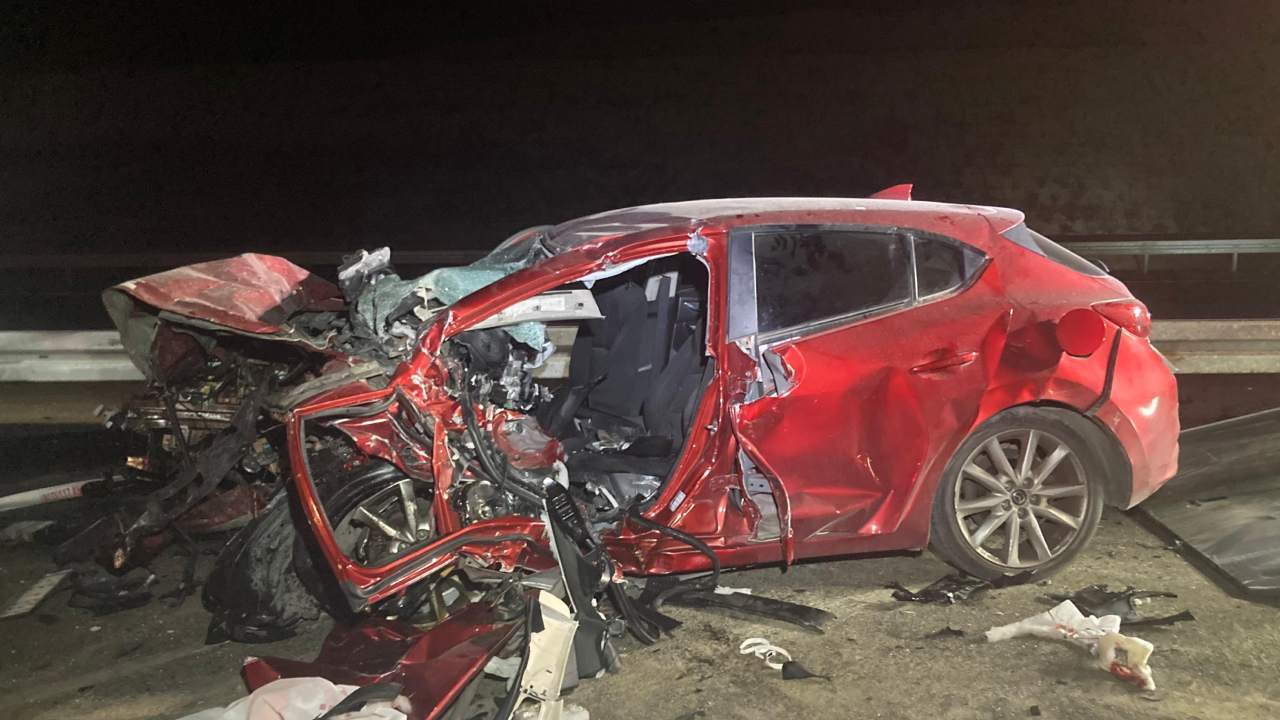 2 Otomobilin Kafa Kafaya Carpismasiyla 4 Kisi Hayatini Kaybetti 1 Kisi Yaralandi (1)