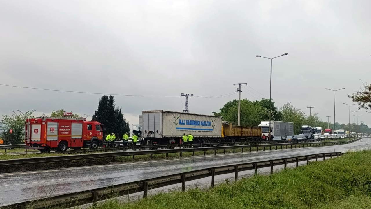 2 Tir Ve 2 Otomobilin Karistigi Zincirleme Kazada 1 Kisi Yaralandi (2)