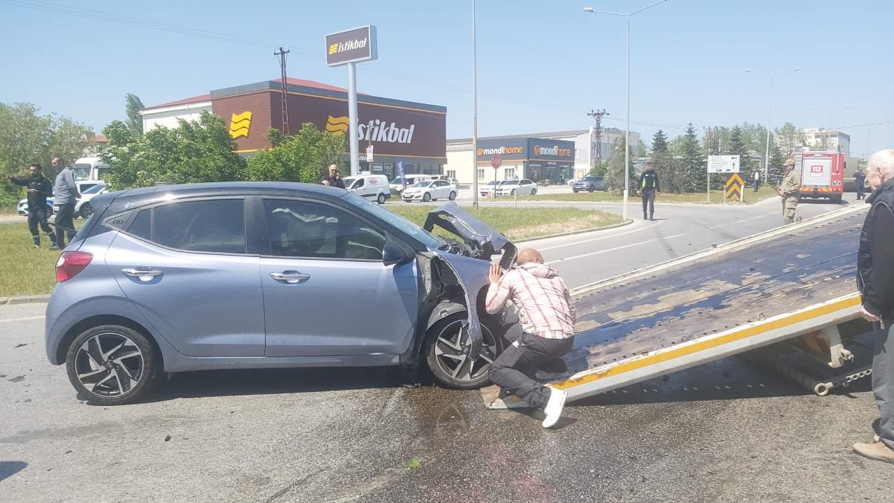 Askeri Aracin Otomobille Carpismasiyla 3U Askeri Personel 4 Kisi Yaralandi (1)