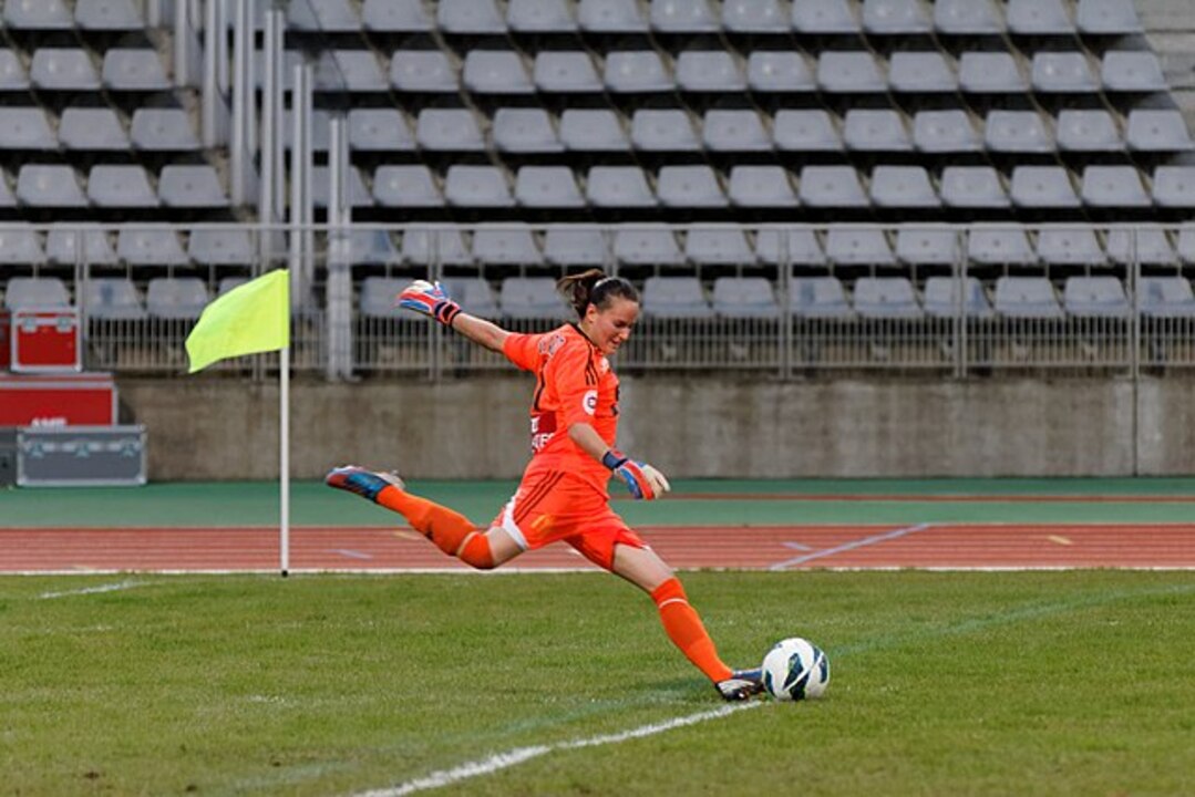 Aut Atisindan Veya Kalecinin Degajindan Dogrudan Gol Olur Mu (3)