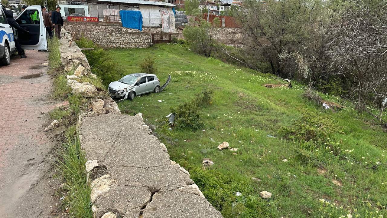 Bahceye Ucan Aracta 2 Kisi Yaralandi (1)