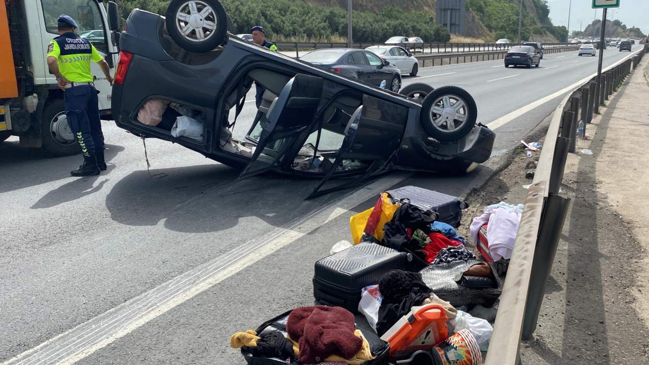 Beton Bariyere Carparak Takla Atan Aracin Ters Donmesiyle 3 Kisi Yaralandi (1)