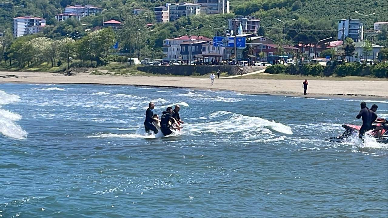 Denize Giren Uc Lise Ogrencisi Bogulma Tehlikesi Gecirdi (1)