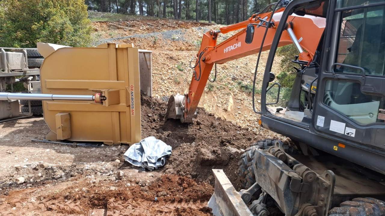 Devrilen Kamyonun Surucusu Hayatini Kaybetti (1)