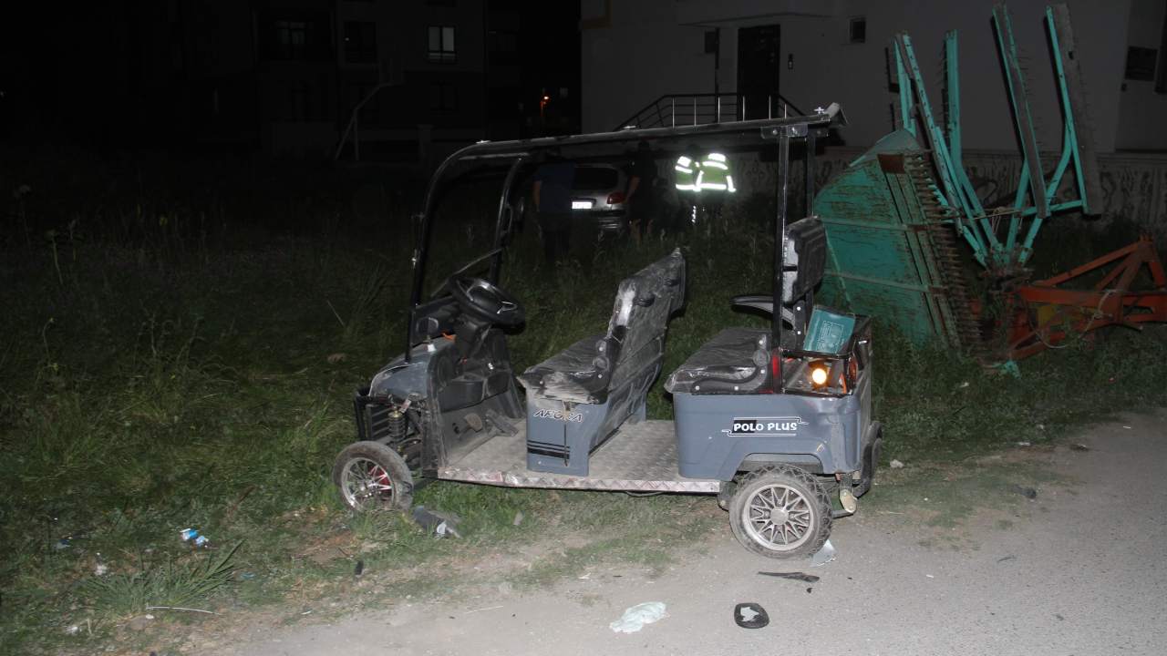 Elektrikli Golf Araci Ile Otomobilin Carpismasi Sonucu 3 Kisi Yaralandi (1)