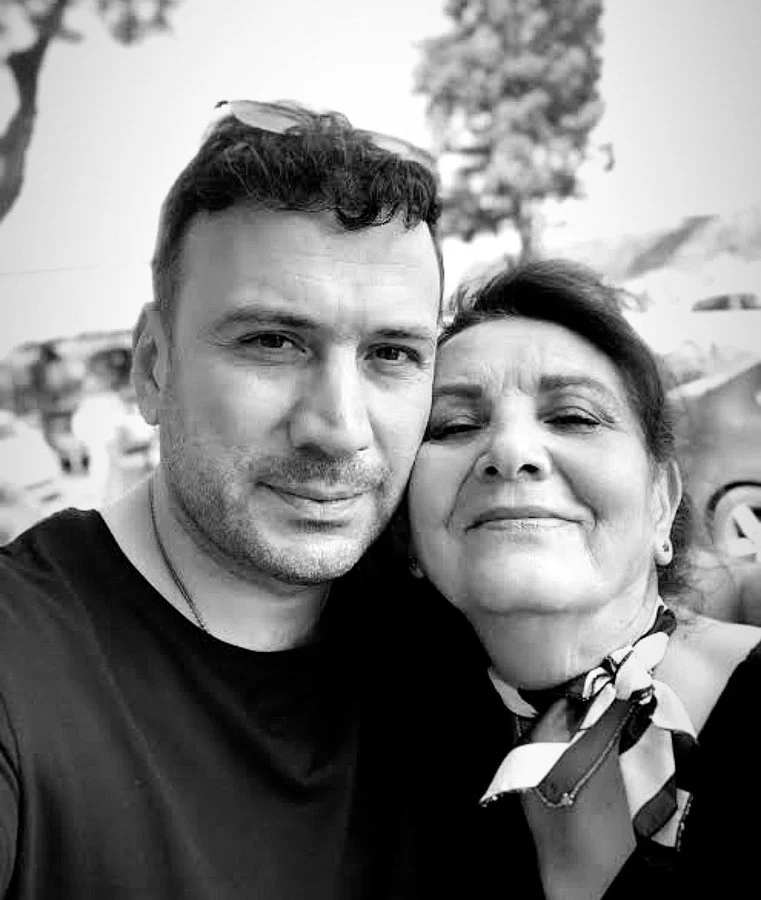 Ertem Senerin Aci Gunu Annesini Kaybetti