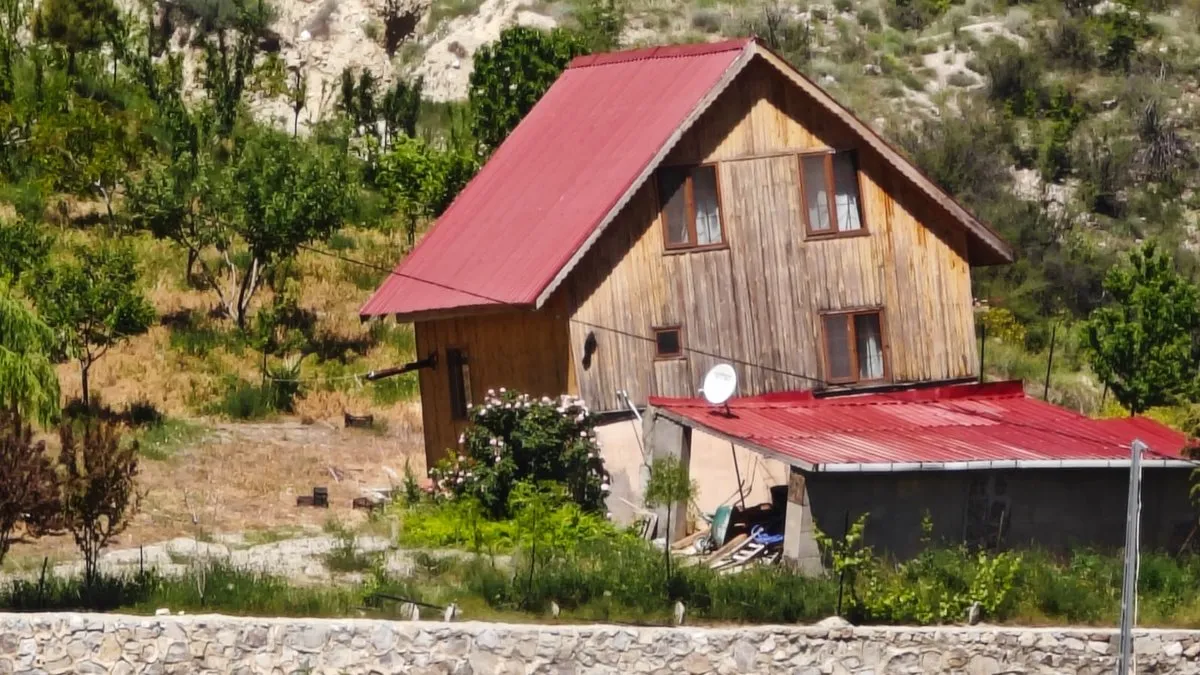 Erzurumda Panik Yollar Ikiye Ayrildi Evler Yana Dogru Egildi-1