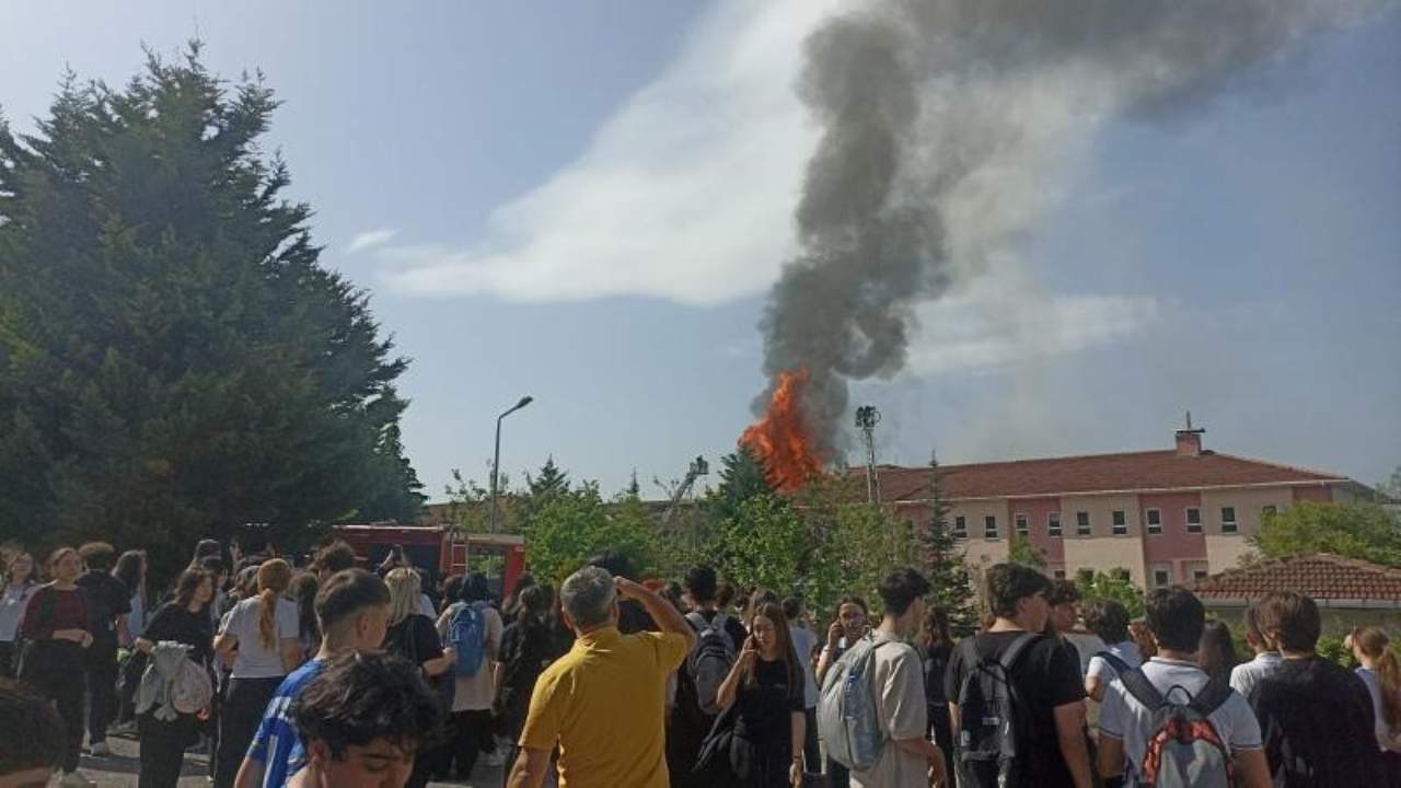 Fen Lisesinde Yangin Cikti Ogrenciler Tahliye Ediliyor (1)