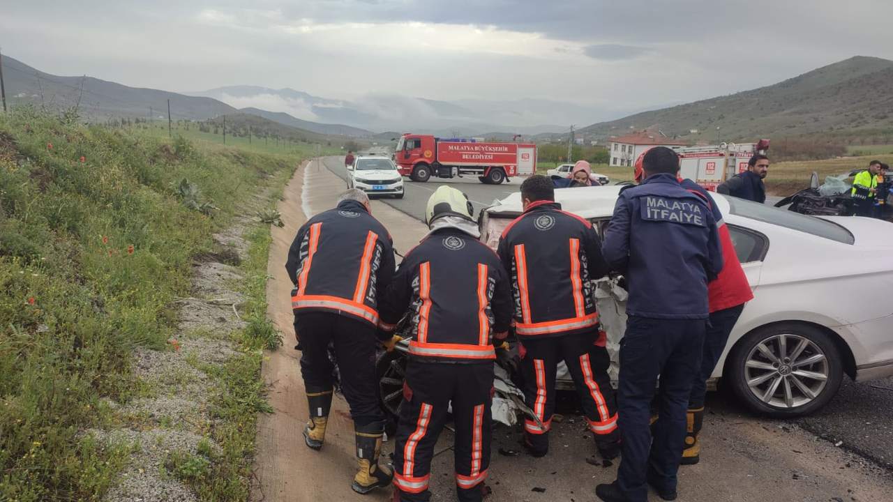 Hafif Ticari Arac Ile Otomobilin Carpistigi Kazada 2 Kisi Oldu 2 Kisi Yaralandi (1)